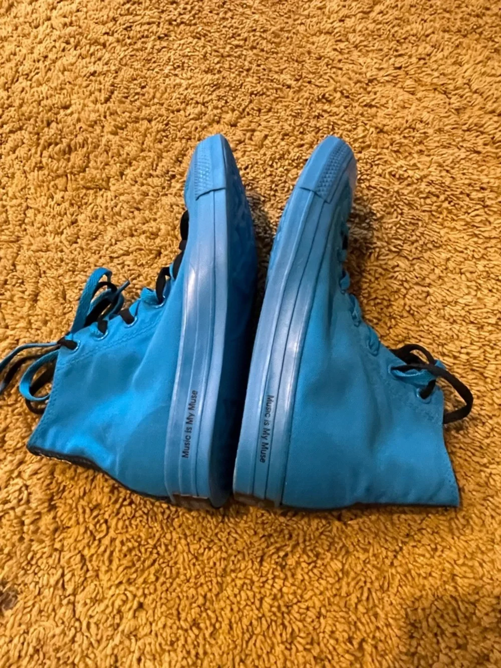 Converse vibrant blue